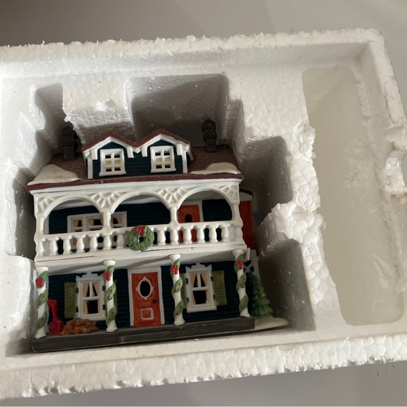 Department 56 New England Village Series Captains Cottage 1990 Christmas Village - Picture 7 of 11